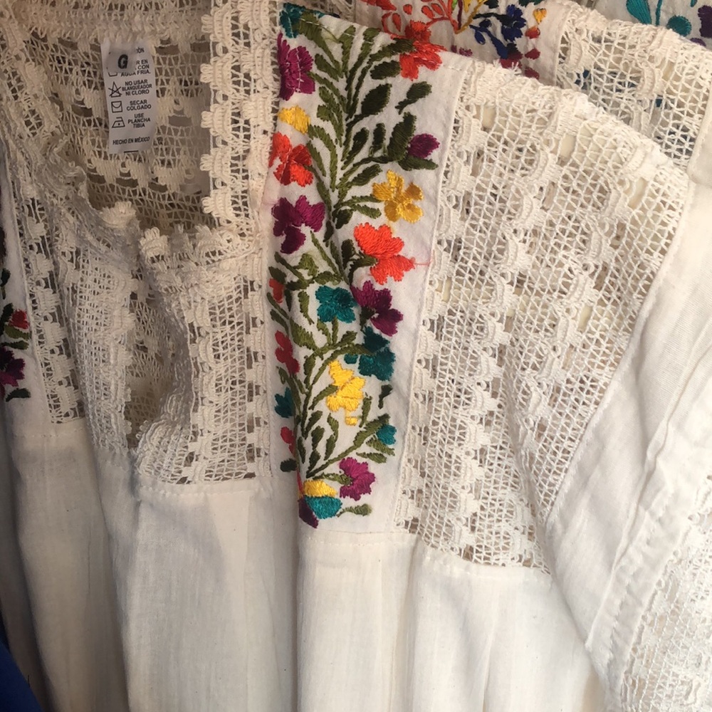 New Mexican Floral Embroidered Blouse Crochet Back - Picture 9 of 10